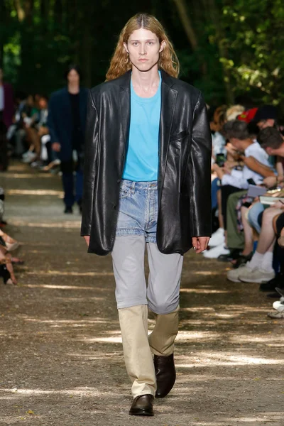 Look 25